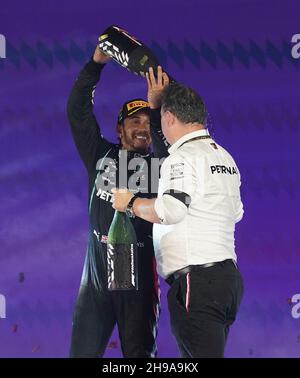 Jeddah, Saudi-Arabien. 05th Dez 2021. 05.12.2021, Jeddah Corniche Circuit, Jeddah, Formel-1-Grand-Prix von Saudi-Arabien, im Bild Podium: Sieger Lewis Hamilton (GBR), Mercedes-AMG Petronas Formula One Team, Sportdirektor Ron Meadows (Mercedes-AMG Petronas F1 Team) Credit: dpa/Alamy Live News Stockfoto