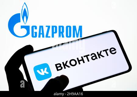 Das Logo der App „VKONTAKTE“ auf dem Smartphone und DAS GAZPROM-Logo auf dem verschwommenen Laptop. Wort auf russisch übersetzt als „VKONTAKTE“. Konzept. Stafford, Vereinigte Staaten von Amerika Stockfoto