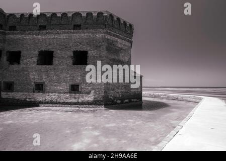 Außenansicht von Fort Jefferson. Loggerhead-Schlüssel befindet sich im Hintergrund. Dry Tortugas National Park, in der Nähe von Key West, Florida, USA. Stockfoto