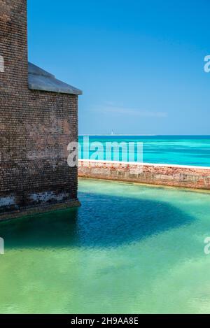 Außenansicht von Fort Jefferson. Loggerhead-Schlüssel befindet sich im Hintergrund. Dry Tortugas National Park, in der Nähe von Key West, Florida, USA. Stockfoto