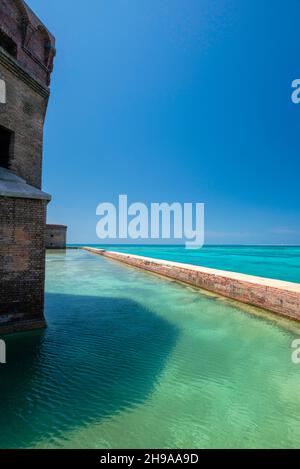 Außenansicht von Fort Jefferson. Loggerhead-Schlüssel befindet sich im Hintergrund. Dry Tortugas National Park, in der Nähe von Key West, Florida, USA. Stockfoto