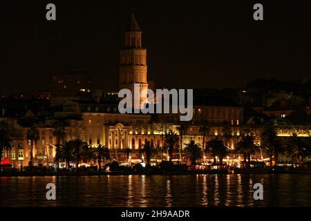 Nächtliches Stadtbild von Split vom Hafen aus gesehen, Kroatien Stockfoto