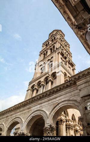 Berühmter Glockenturm an den Ruinen des römischen Deokletianpalastes in Split, Kroatien Stockfoto
