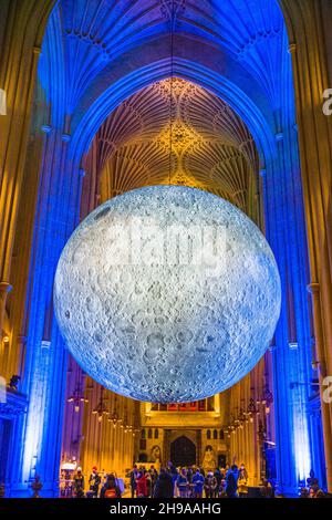 Bath; Somerset UK; 5th. Dezember 2021. Luke Jerrams von der NASA inspirierte Installation ‘Museum of the Moon’ wird hervorragend ergänzt und kontrastiert Stockfoto