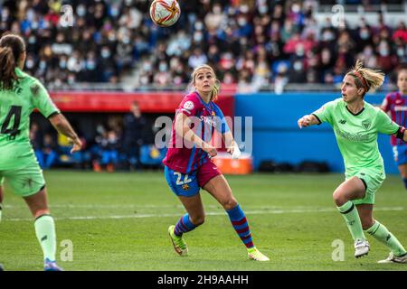 Lieke Martens vom FC Barcelona und Garazi Murua vom Athletic Club in Aktion beim Primera Iberdrola-Spiel zwischen dem FC Barcelona Femeni und dem Athletic Club Femenino im Johan Cruyff Stadium.Endstand; FC Barcelona Femeni 4:0 Athletic Club Femenino. Stockfoto