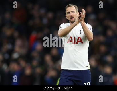 London, England, 5th. Dezember 2021. Harry Kane von Tottenham Hotspur applaudiert den Fans nach dem Premier League-Spiel im Tottenham Hotspur Stadium, London. Bildnachweis sollte lauten: Paul Terry / Sportimage Stockfoto