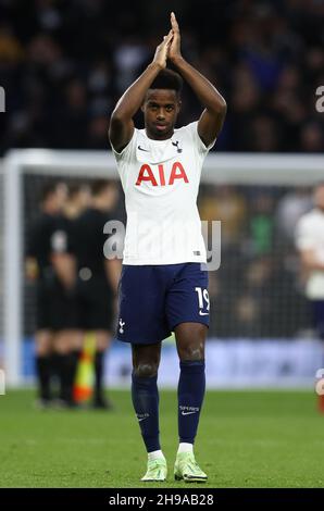 London, England, 5th. Dezember 2021. Ryan Sessegnon von Tottenham Hotspur applaudiert den Fans nach dem Premier League-Spiel im Tottenham Hotspur Stadium, London. Bildnachweis sollte lauten: Paul Terry / Sportimage Stockfoto
