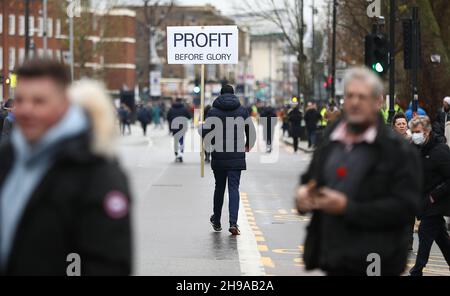 London, England, 5th. Dezember 2021. Ein Fan außerhalb des Stadions mit einem Schild, das auf den Besitz des Clubs während des Spiels der Premier League im Tottenham Hotspur Stadium in London Bezug nimmt. Bildnachweis sollte lauten: Paul Terry / Sportimage Stockfoto