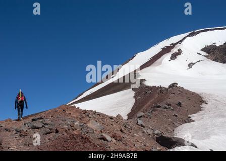 Alleinreisende Frau klettert auf den South Sister Mountain im Zentrum von Oregon Stockfoto