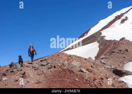 Alleinreisende Frau klettert auf den South Sister Mountain im Zentrum von Oregon Stockfoto