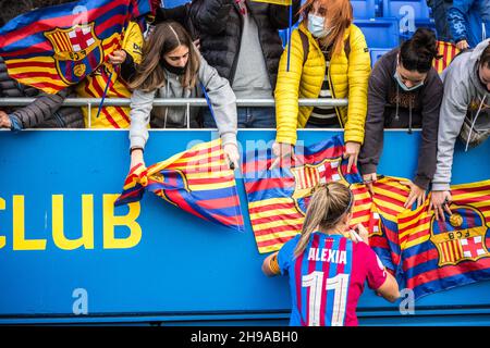 Barcelona, Spanien. 04th Dez 2021. Alexia Putellas, Gewinnerin des Women's Ballon d'Or 2021, wird nach dem Primera Iberdrola-Spiel zwischen dem FC Barcelona Femeni und dem Athletic Club Femenino im Johan Cruyff Stadium als Autogrammerin von Fanshirts gesehen.Endstand: FC Barcelona Femeni 4:0 Athletic Club Femenino. (Foto von Thiago Prudencio/SOPA Images/Sipa USA) Quelle: SIPA USA/Alamy Live News Stockfoto