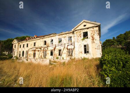 Verlassene ehemalige Hotel in der Nähe von Dubrovnik in Kroatien, links während des Jugoslawien-Krieges 1991 Stockfoto