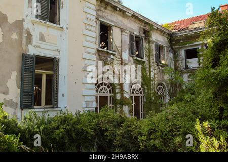 Verlassene ehemalige Hotel in der Nähe von Dubrovnik in Kroatien, links während des Jugoslawien-Krieges 1991 Stockfoto