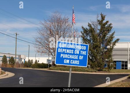 West Chester - ca. Dezember 2021: UNSER LEBENSUNTERHALT HÄNGT VOM KAUF VON GM-FAHRZEUGEN ab, die bei GM Service Parts Operations unterzeichnet werden. Stockfoto