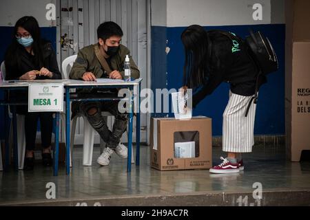 Bei den ersten Juvenile-Wahlen für die Jugendräte in Kolumbien mit 1.227.766 Stimmen in Ipiales, Nariño - Kolumbien am 5. Dezember 2021. Stockfoto