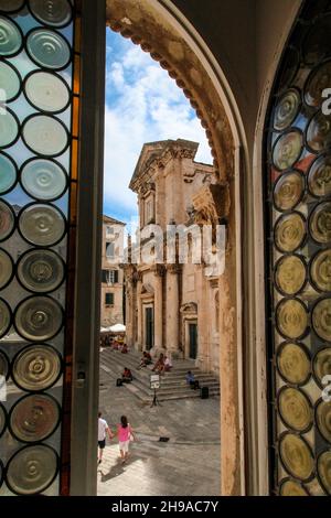 Portal der barocken Kathedrale von Dubrovnik, durch ein Fenster des Rektorenpalastes gesehen, Kroatien Stockfoto