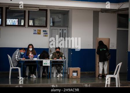 Bei den ersten Juvenile-Wahlen für die Jugendräte in Kolumbien mit 1.227.766 Stimmen in Ipiales, Nariño - Kolumbien am 5. Dezember 2021. Stockfoto