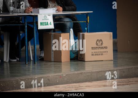 Bei den ersten Juvenile-Wahlen für die Jugendräte in Kolumbien mit 1.227.766 Stimmen in Ipiales, Nariño - Kolumbien am 5. Dezember 2021. Stockfoto