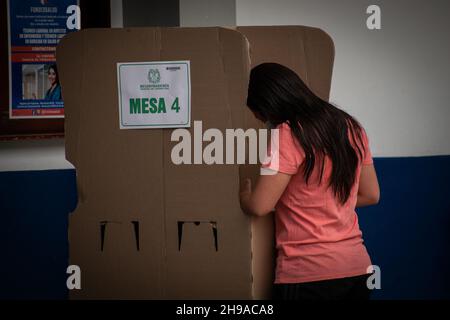 Bei den ersten Juvenile-Wahlen für die Jugendräte in Kolumbien mit 1.227.766 Stimmen in Ipiales, Nariño - Kolumbien am 5. Dezember 2021. Stockfoto