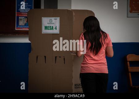 Bei den ersten Juvenile-Wahlen für die Jugendräte in Kolumbien mit 1.227.766 Stimmen in Ipiales, Nariño - Kolumbien am 5. Dezember 2021. Stockfoto