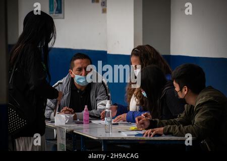 Bei den ersten Juvenile-Wahlen für die Jugendräte in Kolumbien mit 1.227.766 Stimmen in Ipiales, Nariño - Kolumbien am 5. Dezember 2021. Stockfoto