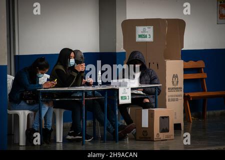 Bei den ersten Juvenile-Wahlen für die Jugendräte in Kolumbien mit 1.227.766 Stimmen in Ipiales, Nariño - Kolumbien am 5. Dezember 2021. Stockfoto