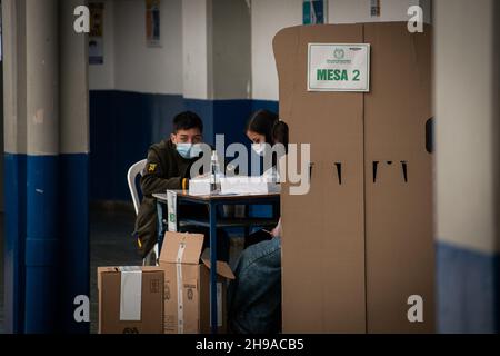 Bei den ersten Juvenile-Wahlen für die Jugendräte in Kolumbien mit 1.227.766 Stimmen in Ipiales, Nariño - Kolumbien am 5. Dezember 2021. Stockfoto