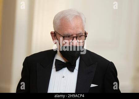 5. Dezember 2021- Washington DC- David M. Rubenstein, Vorsitzender des John F. Kennedy Center for the Performing Arts, kommt bei der Zeremonie zu Ehren der Kennedy Center-Preisträger im Weißen Haus an. Die Preisträger für 2021 sind der Opernbariton Justino D’az, Motown-Gründer, Berry Gordy, Saturday Night Live Creator Lorne Michaels, Bühne und Leinwand-Ikone Bette Midler und Singer-Songwriter Joni Mitchell. Foto: Chris Kleponis/Sipa USA Stockfoto