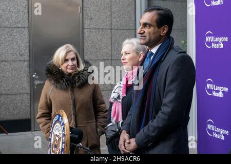 New York, New York, USA. 5th Dez 2021. Mark J. Mulligan spricht während die US-Senatorin Kirsten Gillibrand und die US-Vertreterin Carolyn Maloney auf die Schaffung von Zentren für die Reaktion auf Pandemien vor dem Tisch Hospital der NYU Langone Health drängen. Senatorin führte Gesetze ein, die sie im Senat als US-Abgeordnete Carolyn Maloney und die US-Abgeordneten Nydia Velazquez und John Katko (nicht anwesend) im Kongress als Co-Sponsor im Hinblick auf die Entstehung ne COVID-19 Variant Omicron, Potenziell bedrohlicher die Schaffung und Finanzierung durch die US-Regierung von Exzellenzzentren für Pandemiemaßnahmen Stockfoto