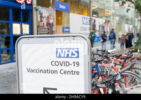 Die Schilder, die auf das NHS Covid-19 Impfzentrum hinwiesen, verbreiteten sich in Stratford, London, England, Großbritannien Stockfoto