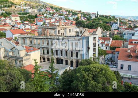 Altes zerstörtes Gebäude in der Innenstadt von Mostar nach dem Jugoslawien-Krieg, Bosnien und Herzegowina Stockfoto