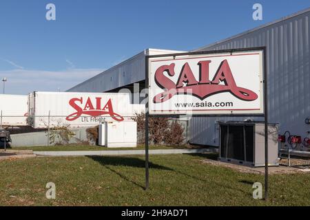 West Chester - ca. Dezember 2021: Saia LTL Freight Cincinnati Terminal. Saia bietet Versand und Logistik mit weniger als LKW-Ladung. Stockfoto