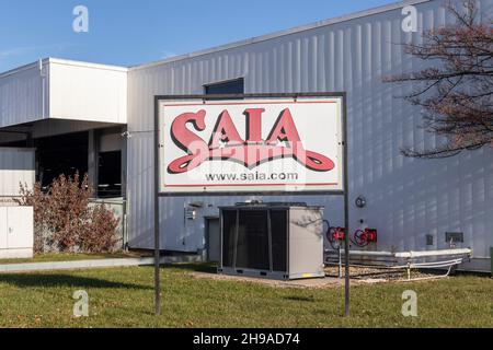 West Chester - ca. Dezember 2021: Saia LTL Freight Cincinnati Terminal. Saia bietet Versand und Logistik mit weniger als LKW-Ladung. Stockfoto