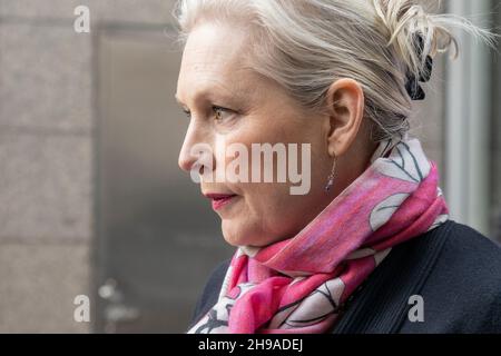 New York, New York, USA. 5th Dez 2021. Die US-Senatorin Kirsten Gillibrand drängt auf die Schaffung von Zentren für die Reaktion auf Pandemievorsorge vor dem Tisch Hospital der NYU Langone Health. Senatorin führte Gesetze ein, die sie im Senat unterstützte, als die US-amerikanische Rep. Carolyn Maloney und die US-Abgeordneten Nydia VelÃzquez und John Katko (nicht anwesend) sie im Kongress im Lichte der Entstehung ne COVID-19 Variant Omicron kosponserten, Potenziell bedrohlicher ist die Schaffung und Finanzierung von Spitzenforschungszentren der US-Regierung zur Bekämpfung von Pandemieeindämmen, um sich auf zukünftige Varianten vorzubereiten und einen Ausbruch der öffentlichen Gesundheit zu verhindern Stockfoto