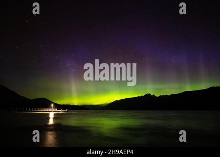 Aurora Australis über Glenorchy Wharf, Neuseeland Stockfoto