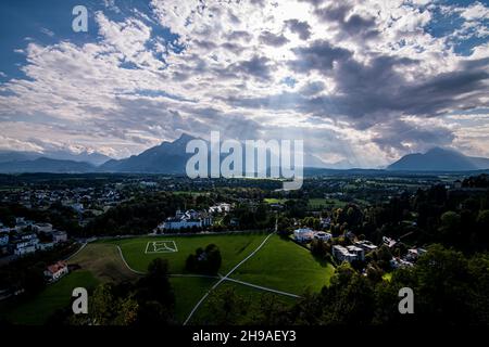 Kirche zur Schmerzhaften Gottesmutter und Panoramablick auf den Süden Salzburgs an einem schönen Herbstwolkentag Stockfoto