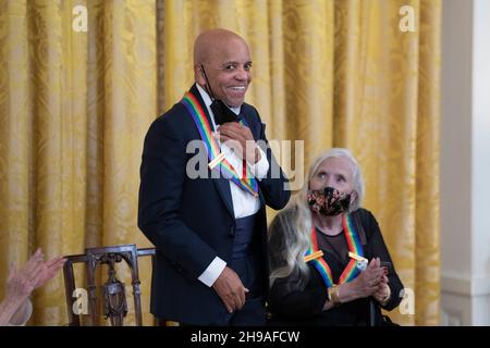 5. Dezember 2021- Washington DC- die Gründerin von Motown, Berry Gordy, nimmt an der Verleihung der Kennedy Center Honorees im Weißen Haus Teil. Die Preisträger für 2021 sind der Opernbass Justino D’az, Lorne Michaels, die Creator von Saturday Night Live, die Bühnen- und Leinwandikone Bette Midler, der Singer-Songwriter Joni Mitchell und Gordy. Foto: Chris Kleponis/Sipa USA Stockfoto