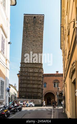 Blick auf den mittelalterlichen Stadtturm in Ravenna, Italien Stockfoto