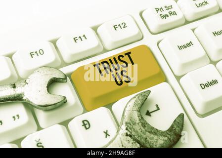 Handschriftenschild Vertrauen Sie uns. Business-Ansatz zu glauben, dass jemand gut und ehrlich ist und wird nicht schaden Schreiben interessante Online-Themen, tippen Stockfoto