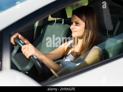 Seitenansicht der jungen Frau, die Auto fahren Stockfoto