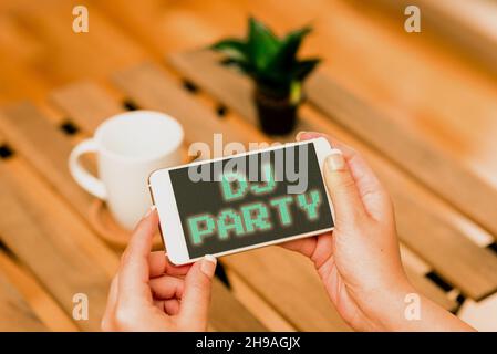 Inspiration zeigt Zeichen DJ Party. Geschäftsidee Person, die aufgezeichnete populäre Musik im Radio mit sprach- und Videoanrufen vorstellt und wiedergibt Stockfoto