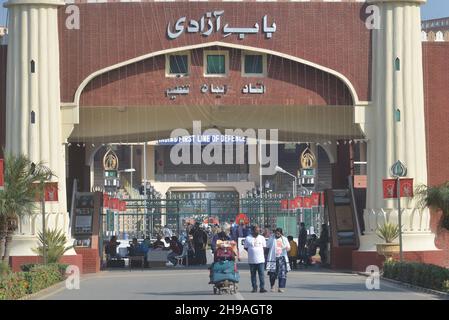 Lahore, Punjab, Pakistan. 4th Dez 2021. Hindu-Anhänger aus Indien, die zu Fuß durch die Wagah-Grenze nach Pakistan kommen, während mehr als hundert Anhänger zur Teilnahme an der 313th. Geburtstagfeier des Shiv Avtari Satguru Sant Shadaram Sahib Shadani Darbar Hayat Pitaphi Distt Ghotki in der Provinz Sindh in Lahore eintreffen. (Bild: © Rana Sajid Hussain/Pacific Press via ZUMA Press Wire) Stockfoto