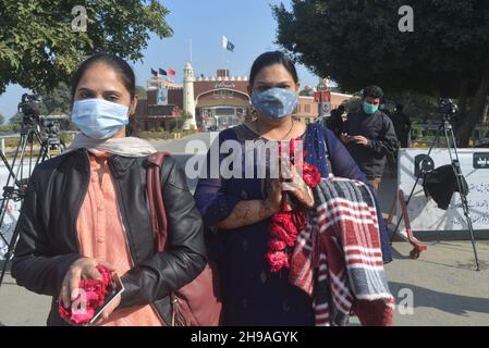 Lahore, Punjab, Pakistan. 4th Dez 2021. Hindu-Anhänger aus Indien, die zu Fuß durch die Wagah-Grenze nach Pakistan kommen, während mehr als hundert Anhänger zur Teilnahme an der 313th. Geburtstagfeier des Shiv Avtari Satguru Sant Shadaram Sahib Shadani Darbar Hayat Pitaphi Distt Ghotki in der Provinz Sindh in Lahore eintreffen. (Bild: © Rana Sajid Hussain/Pacific Press via ZUMA Press Wire) Stockfoto