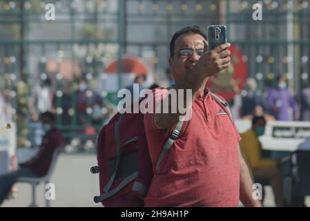 Lahore, Punjab, Pakistan. 4th Dez 2021. Hindu-Anhänger aus Indien, die zu Fuß durch die Wagah-Grenze nach Pakistan kommen, während mehr als hundert Anhänger zur Teilnahme an der 313th. Geburtstagfeier des Shiv Avtari Satguru Sant Shadaram Sahib Shadani Darbar Hayat Pitaphi Distt Ghotki in der Provinz Sindh in Lahore eintreffen. (Bild: © Rana Sajid Hussain/Pacific Press via ZUMA Press Wire) Stockfoto