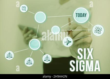 Schreiben mit Text Six Sigma. Konzeptionelle Foto-Set von Management-Techniken zur Verbesserung des Geschäftsprozesses Lady in Uniform Standing Holding Stockfoto