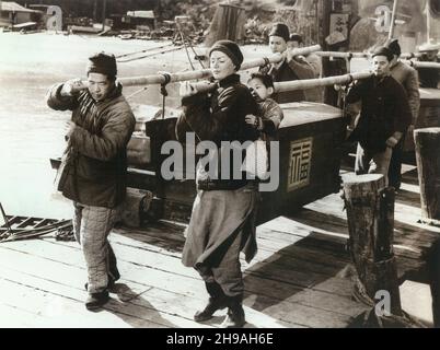 Anita Ekberg (vorne rechts), am Set des Films, 'Blood Alley', Warner Bros., 1955 Stockfoto