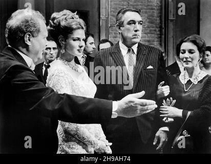 Ingrid Bergman (Mitte links), Anthony Quinn (Mitte rechts), Valentina Cortese (rechts), Drehort des Films, 'The Visit', 20th Century-Fox, 1964 Stockfoto