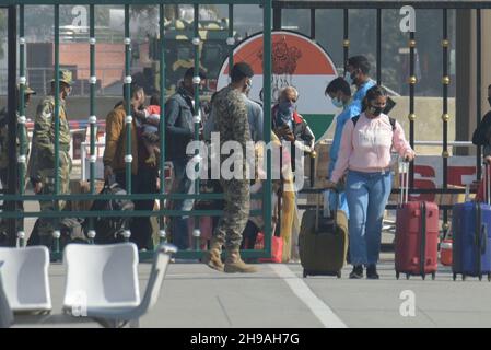 Lahore, Punjab, Pakistan. 4th Dez 2021. Hindu-Anhänger aus Indien, die zu Fuß durch die Wagah-Grenze nach Pakistan kommen, während mehr als hundert Anhänger zur Teilnahme an der 313th. Geburtstagfeier des Shiv Avtari Satguru Sant Shadaram Sahib Shadani Darbar Hayat Pitaphi Distt Ghotki in der Provinz Sindh in Lahore eintreffen. (Bild: © Rana Sajid Hussain/Pacific Press via ZUMA Press Wire) Stockfoto