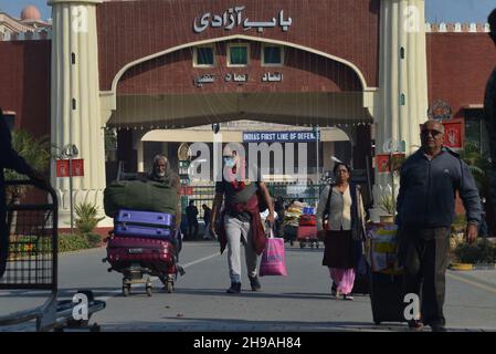 Lahore, Punjab, Pakistan. 4th Dez 2021. Hindu-Anhänger aus Indien, die zu Fuß durch die Wagah-Grenze nach Pakistan kommen, während mehr als hundert Anhänger zur Teilnahme an der 313th. Geburtstagfeier des Shiv Avtari Satguru Sant Shadaram Sahib Shadani Darbar Hayat Pitaphi Distt Ghotki in der Provinz Sindh in Lahore eintreffen. (Bild: © Rana Sajid Hussain/Pacific Press via ZUMA Press Wire) Stockfoto