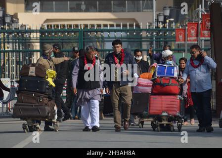 Lahore, Punjab, Pakistan. 4th Dez 2021. Hindu-Anhänger aus Indien, die zu Fuß durch die Wagah-Grenze nach Pakistan kommen, während mehr als hundert Anhänger zur Teilnahme an der 313th. Geburtstagfeier des Shiv Avtari Satguru Sant Shadaram Sahib Shadani Darbar Hayat Pitaphi Distt Ghotki in der Provinz Sindh in Lahore eintreffen. (Bild: © Rana Sajid Hussain/Pacific Press via ZUMA Press Wire) Stockfoto